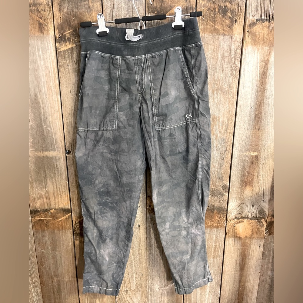 Calvin Klein woman’s size small army print pants! Light weight performance wear